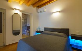 Maquedino Holiday Home & Terrace - Cozy Central Loft